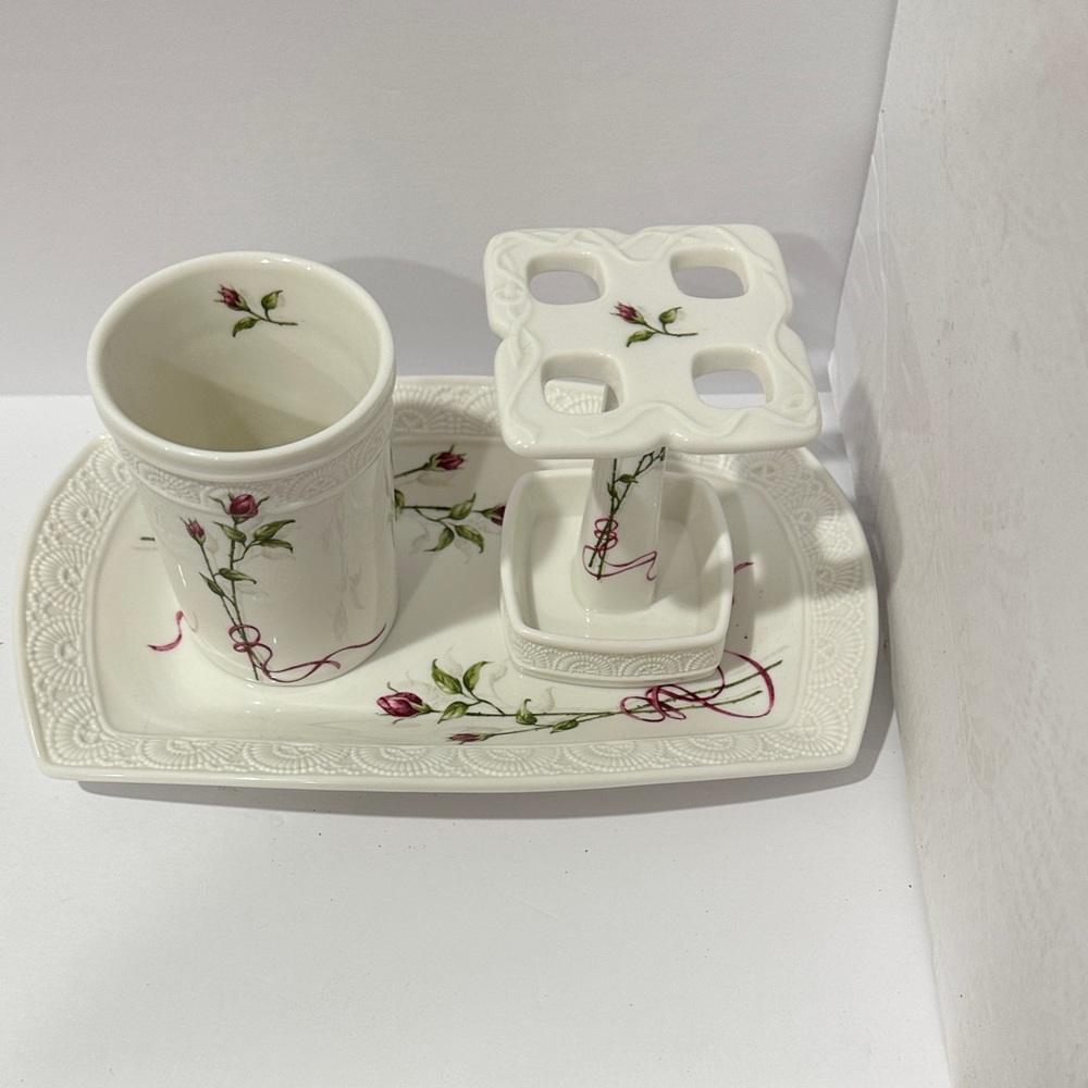 Vintage Croscill bathroom set.